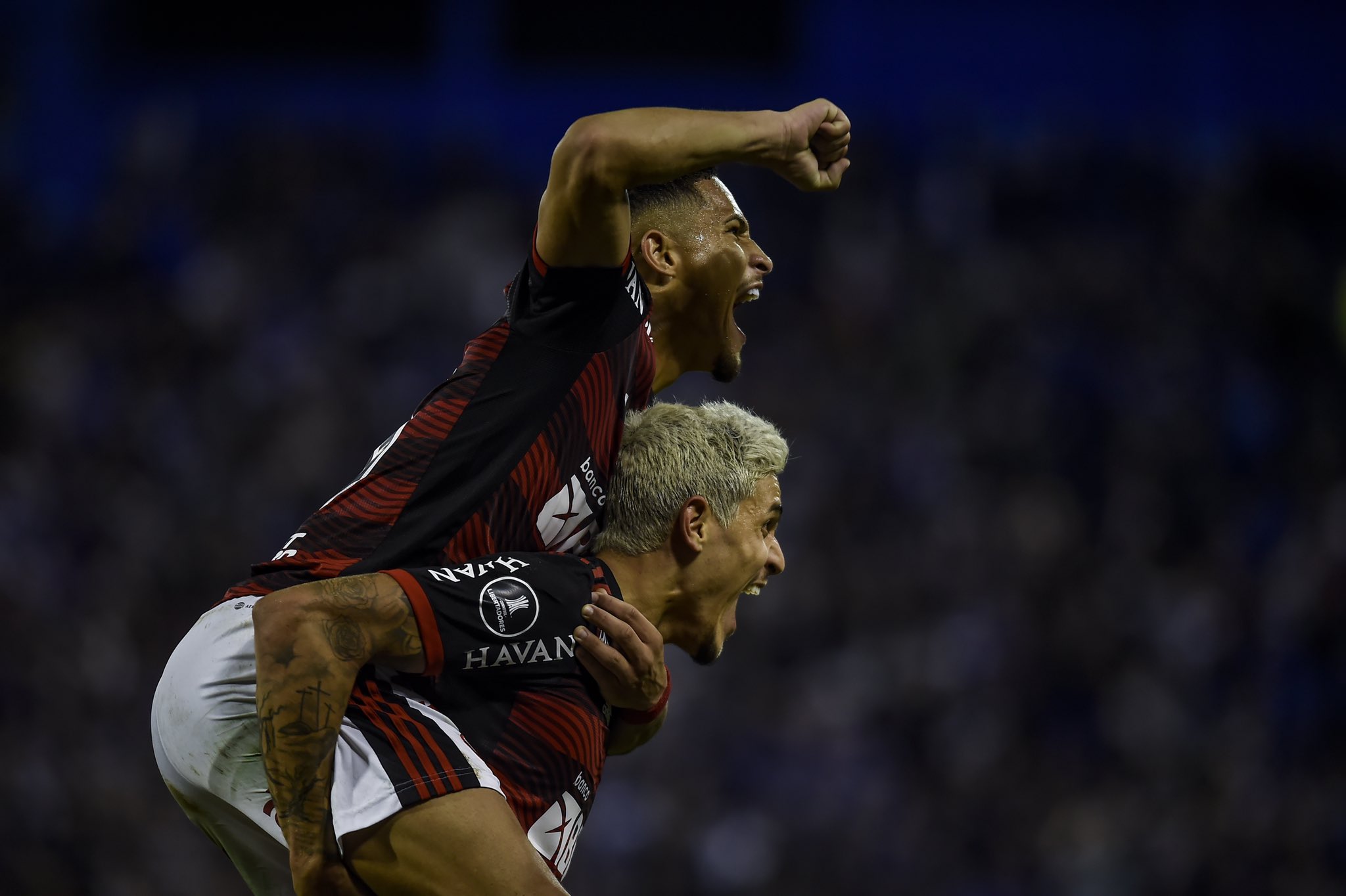 VÍDEO: Flamengo goleia Vélez com 3 de Pedro e fica muito perto da final; veja melhores momentos