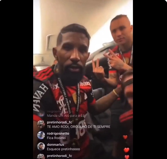 Jogadores do Flamengo cantam música pró-Bolsonaro na volta ao Brasil