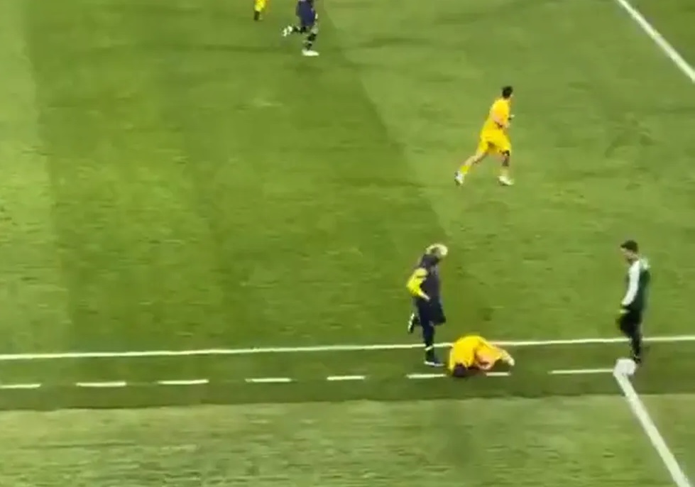 VÍDEO: Jorge Jesus se irrita com cera e chuta jogador rival caído no chão