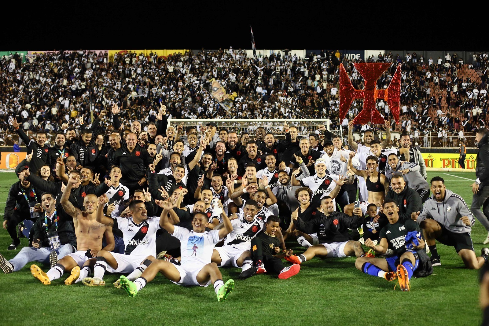 Vasco e Bahia carimbam retorno à Série A do Brasileirão em 2023