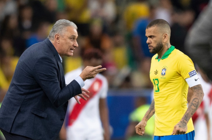 Tite explica convocação de Daniel Alves para a Copa do Mundo