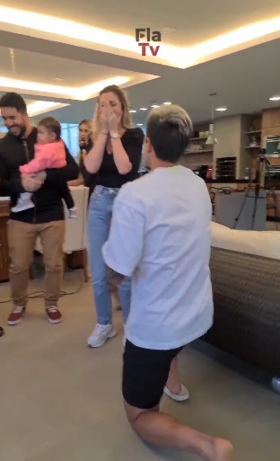 VÍDEO: Atacante pede namorada em casamento após convocação para Copa do Mundo pelo Brasil