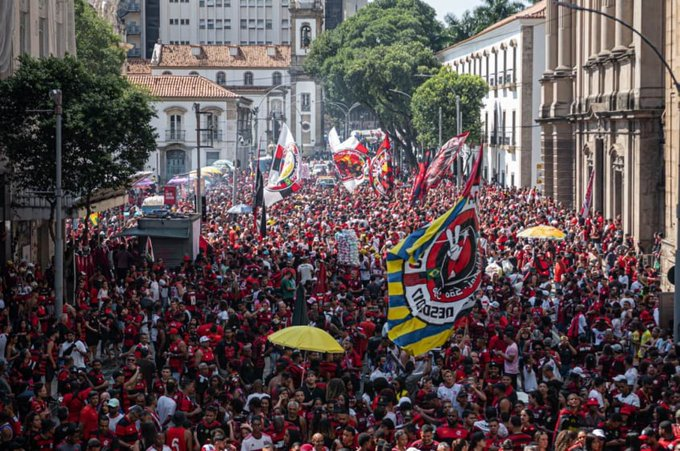 VÍDEO: Festa do Flamengo tem correria e bombas durante dispersão
