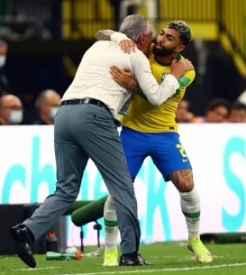 Tite 'empurra' Gabigol em nova versão de vídeo de Eric Faria; ASSISTA