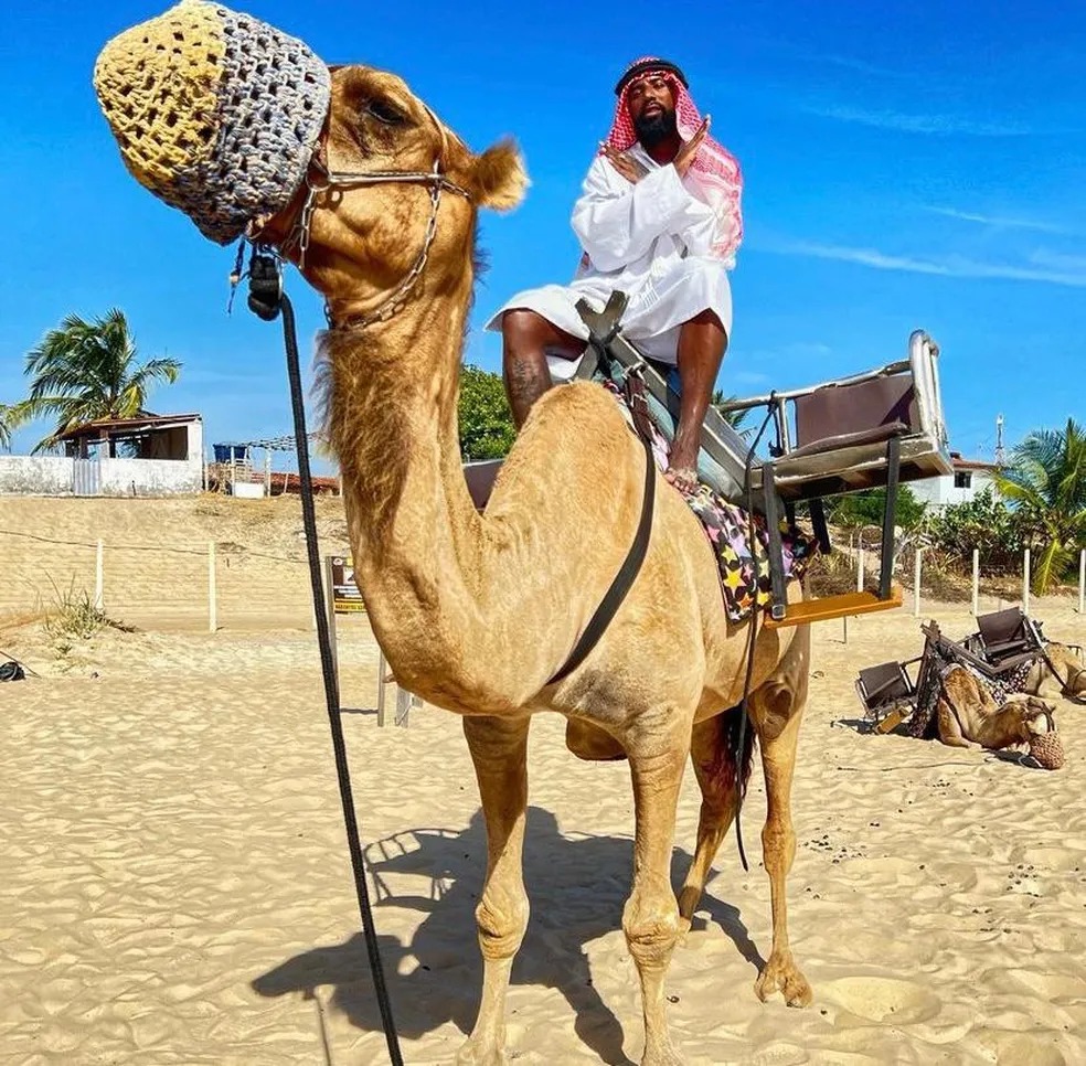 Montado em dromedário, jogador do Flamengo posta foto em Genipabu e brinca: "Qatar, cheguei"