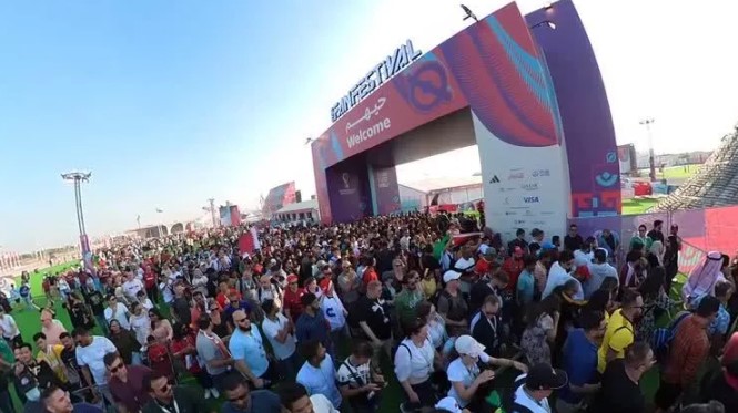 Evento na fan fest em Doha para assistir jogo de abertura da Copa é marcado por confusão