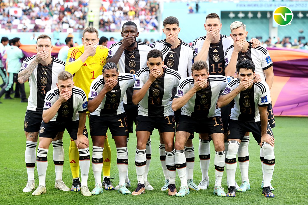Jogadores alemães protestam durante foto oficial em sua estreia na Copa