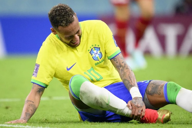 Neymar e Danilo não jogam mais pela Seleção na primeira fase da Copa do Mundo
