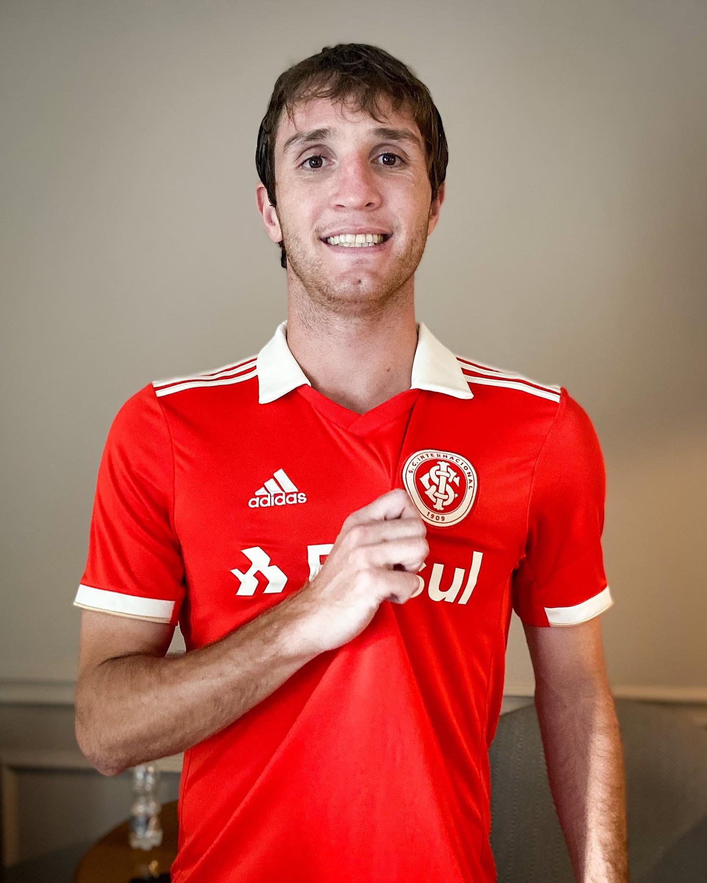 Internacional anuncia a contratação de Mário Fernandes