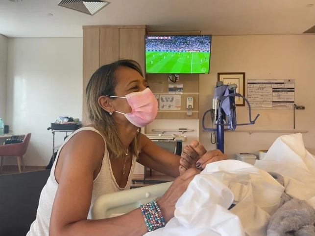 Pelé assiste à final da Copa no hospital acompanhado da filha