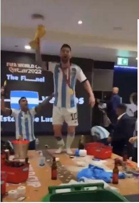 VÍDEO: Messi lidera festa no vestiário com troféu da Copa e música que virou hino