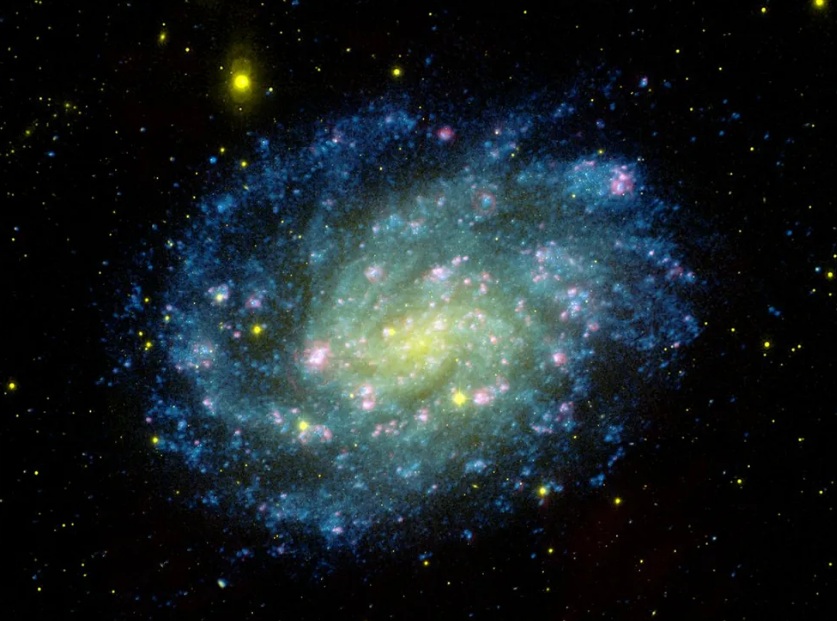 Em homenagem a Pelé, Nasa publica foto de galáxia verde-amarela: 'Lendário'
