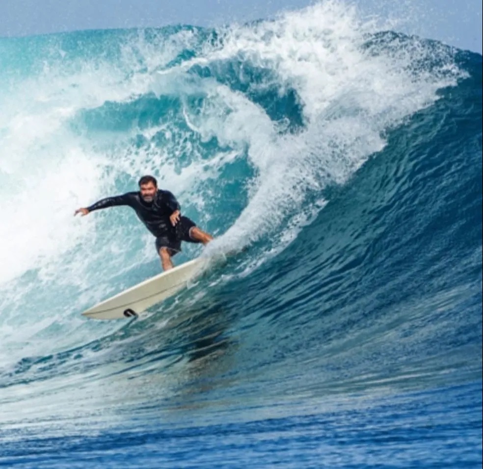 Márcio Freire, surfista de ondas gigantes, morre após queda em Nazaré