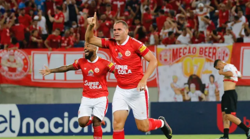Wallace Pernambucano marca quatro vezes e América-RN goleia Moto Club na pré-Copa do Nordeste; VEJA OS GOLS