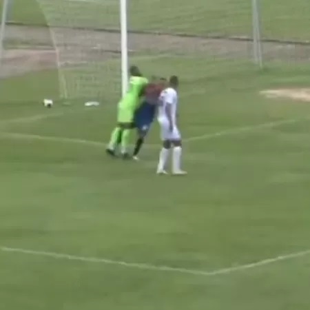 VÍDEO: Goleiro agride rival em sua estreia e é demitido por time de SP