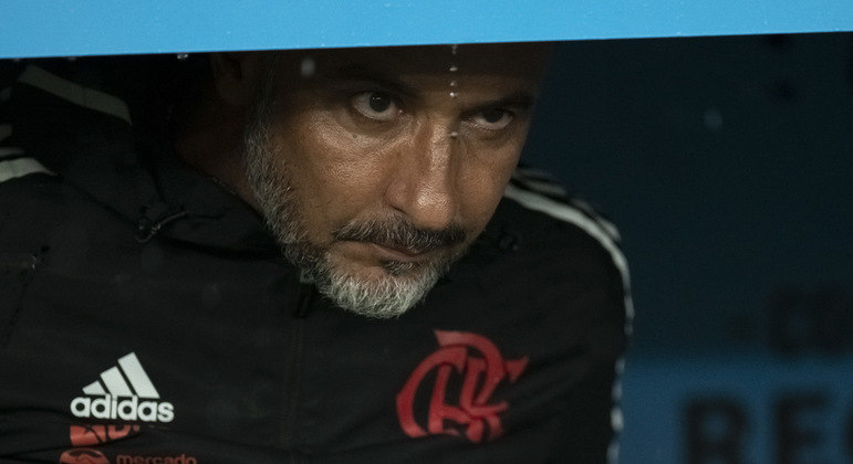 Não são R$ 15 milhões de multa que seguram Vítor Pereira, sua demissão seria o caos político no Flamengo