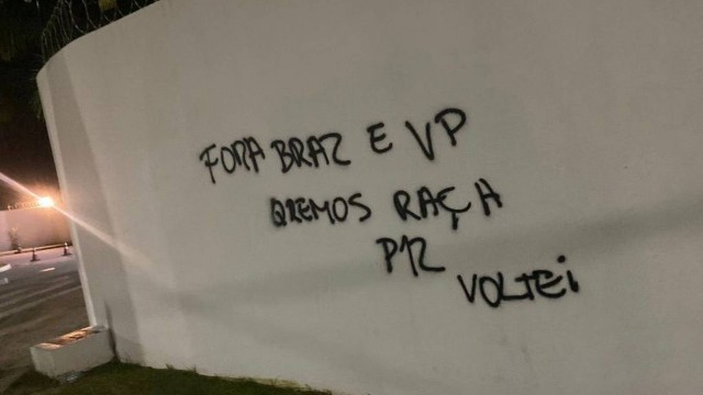 'Fora Braz e VP': muros do CT do Flamengo são pichados após derrota para Fluminense