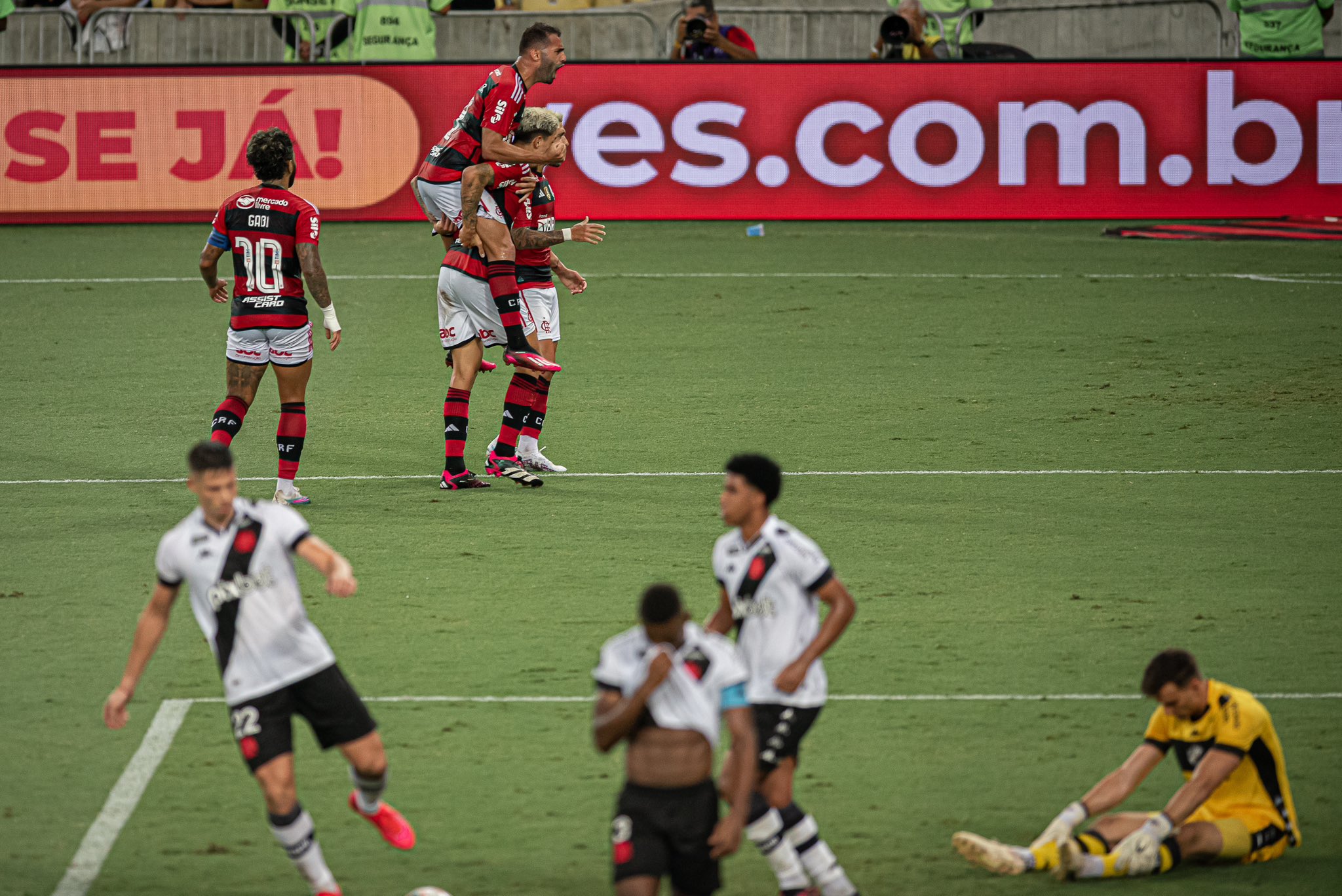 VÍDEO: Flamengo vence Vasco em jogaço de 5 gols e abre vantagem na semi do Carioca; veja os gols