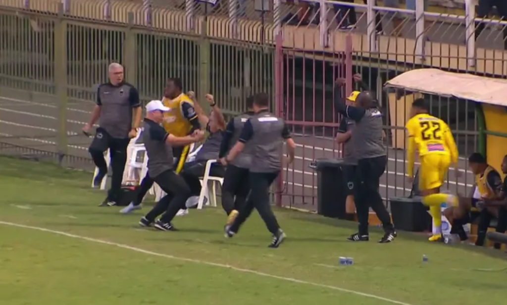 VÍDEO: Jogador é substituído, sai reclamando, time faz gol e técnico provoca com gestos obscenos