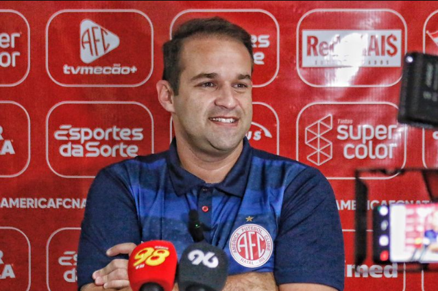 VÍDEO: América apresenta oficialmente o novo treinador