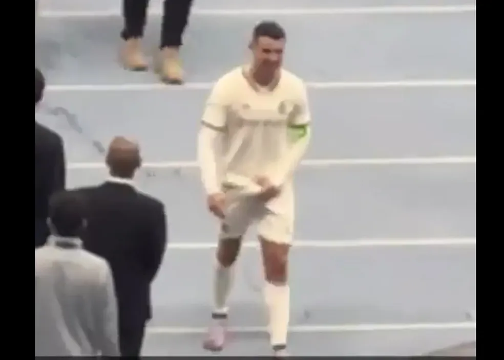 Cristiano Ronaldo pode ser deportado por gesto obsceno; entenda