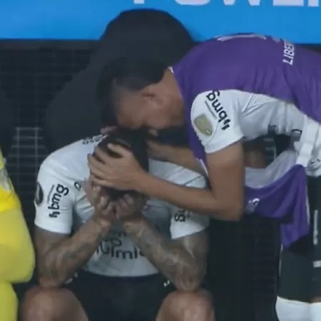 VÍDEO: Maycon chora ao ser substituído após falha em Corinthians x Del Valle; veja