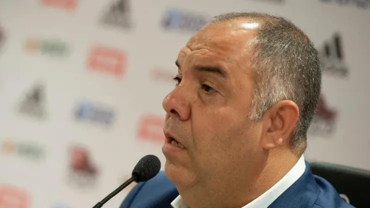 Braz e jogadores do Flamengo são hostilizados por torcedores na volta ao Rio