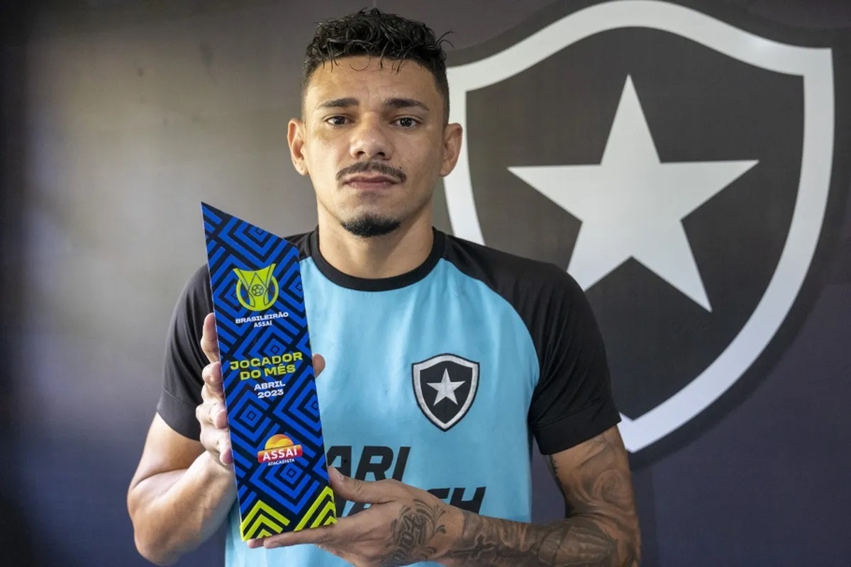 Ex-América doa prêmio de melhor jogador do mês para ONG LGBTQIA+