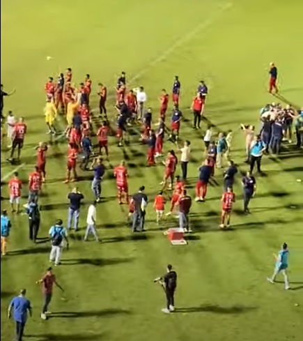 VÍDEO: Jogadores do América entram 'na onda' e dançam em meio à provocações da torcida do ABC