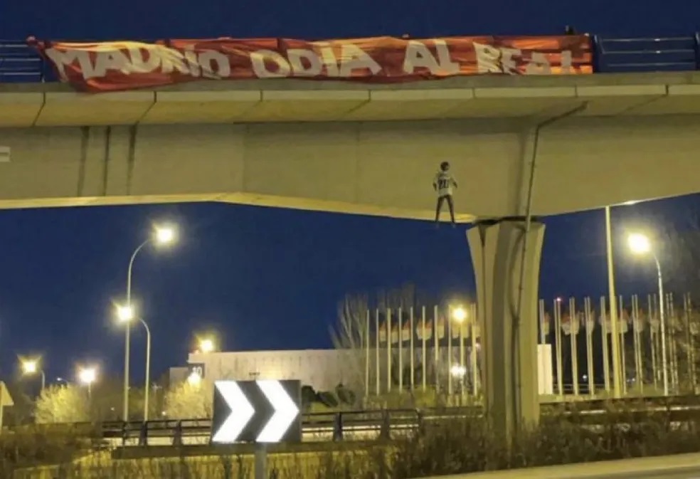 Polícia espanhola prende quatro suspeitos de pendurarem "boneco de Vinicius Jr." em ponte de Madri