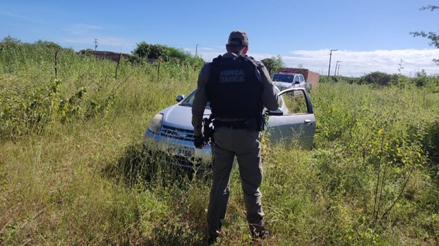 Polícia recupera carro roubado durante arrastão em residência na cidade de Tibau