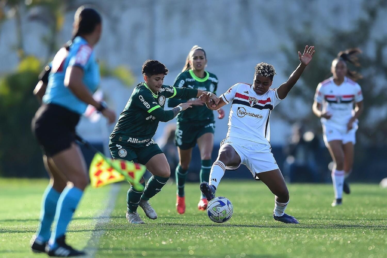 Audiência da Globo despenca em quase 50% com futebol feminino