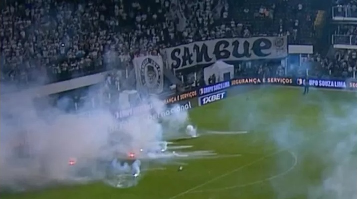 VÍDEO: Corinthians vence Santos na Vila, mas jogo é encerrado após bombas em campo