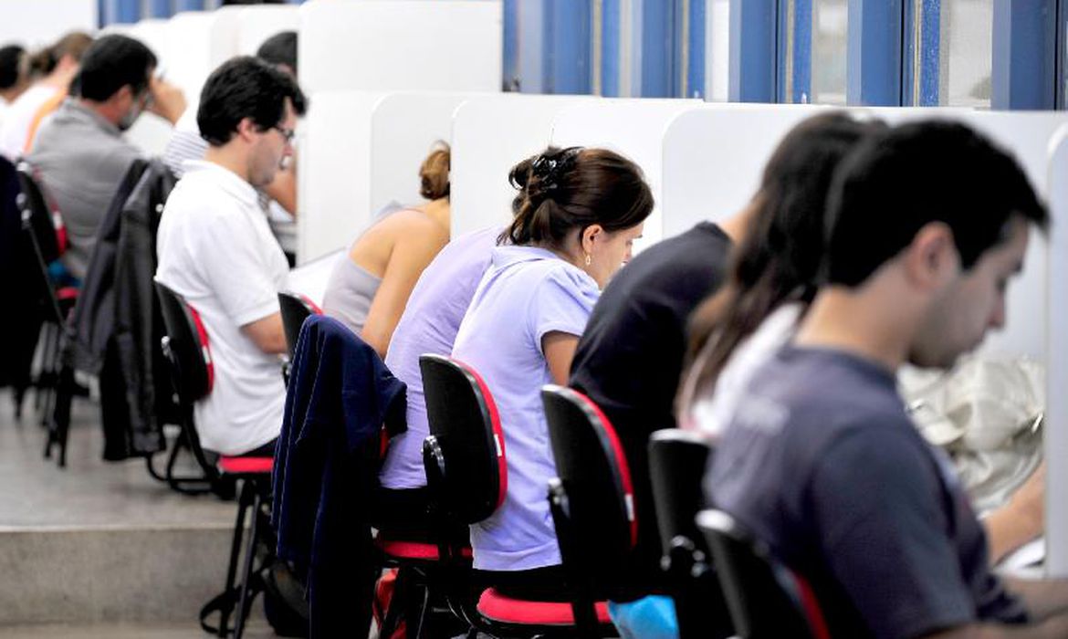De prefeituras a universidades: Concursos públicos oferecem 59,7 mil vagas; confira a lista