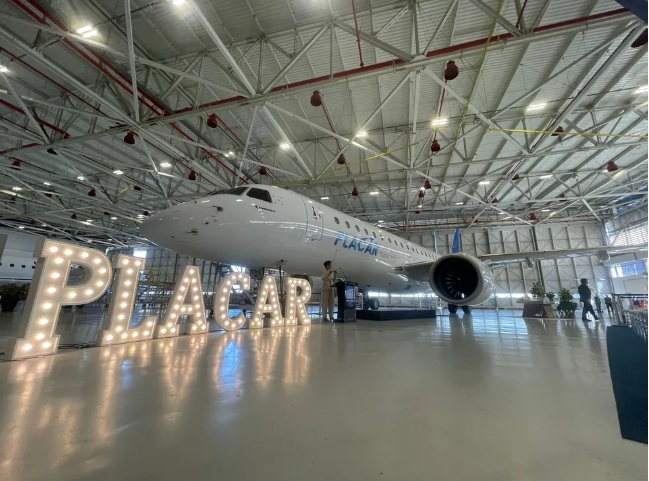 Leila recebe o avião de R$ 305 milhões que será usado pelo Palmeiras