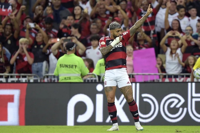 Com xingamentos, Gabigol e Marcos Braz discutem no intervalo de jogo do Flamengo