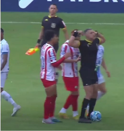 VÍDEO: Árbitro de jogo da Série C imita Gabigol ao mostrar cartão vermelho