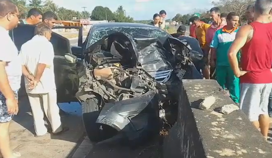 VÍDEO: Motorista e passageira morrem após carro bater em mureta central na BR-101 no RN; ASSISTA