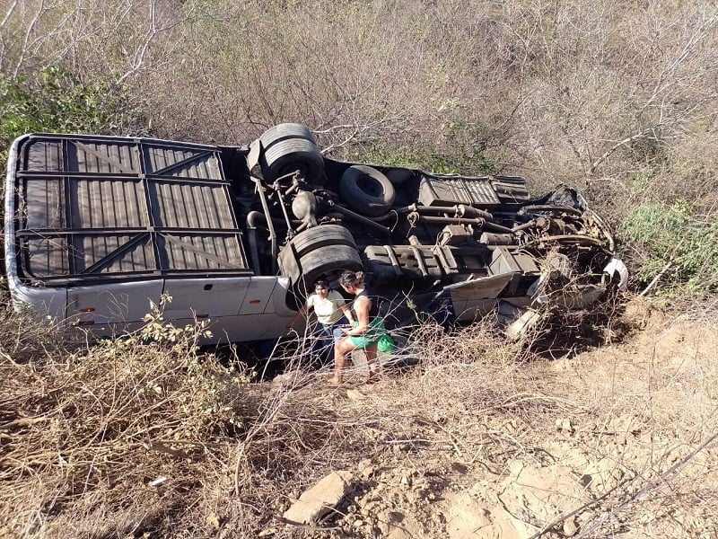 Acidente entre micro-ônibus e carro de passeio deixa uma pessoa morta na BR-226, no RN
