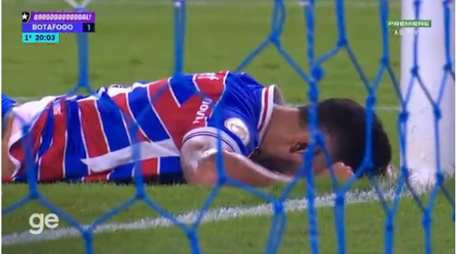 VÍDEO: Zagueiro do Fortaleza faz gol contra bizarro e ajuda Botafogo; assista