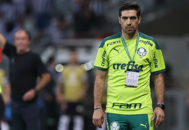 VÍDEO: Técnico do Palmeiras se irrita com fãs de Taylor Swift: ASSISTA