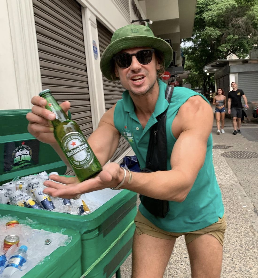 Ex-ator de 'Malhação' vende cerveja nas ruas do Rio de Janeiro