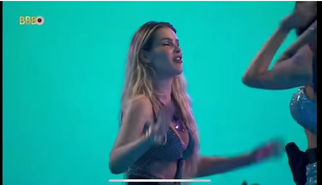BBB 24: Vinícius leva 'susto' com bumbum de Brunet e mãe reage: 'Tentação'