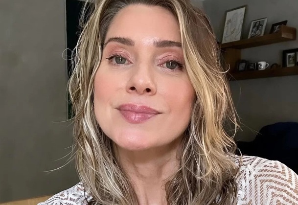 Leticia Spiller arranca suspiros dos fãs nas redes sociais ao posar nua
