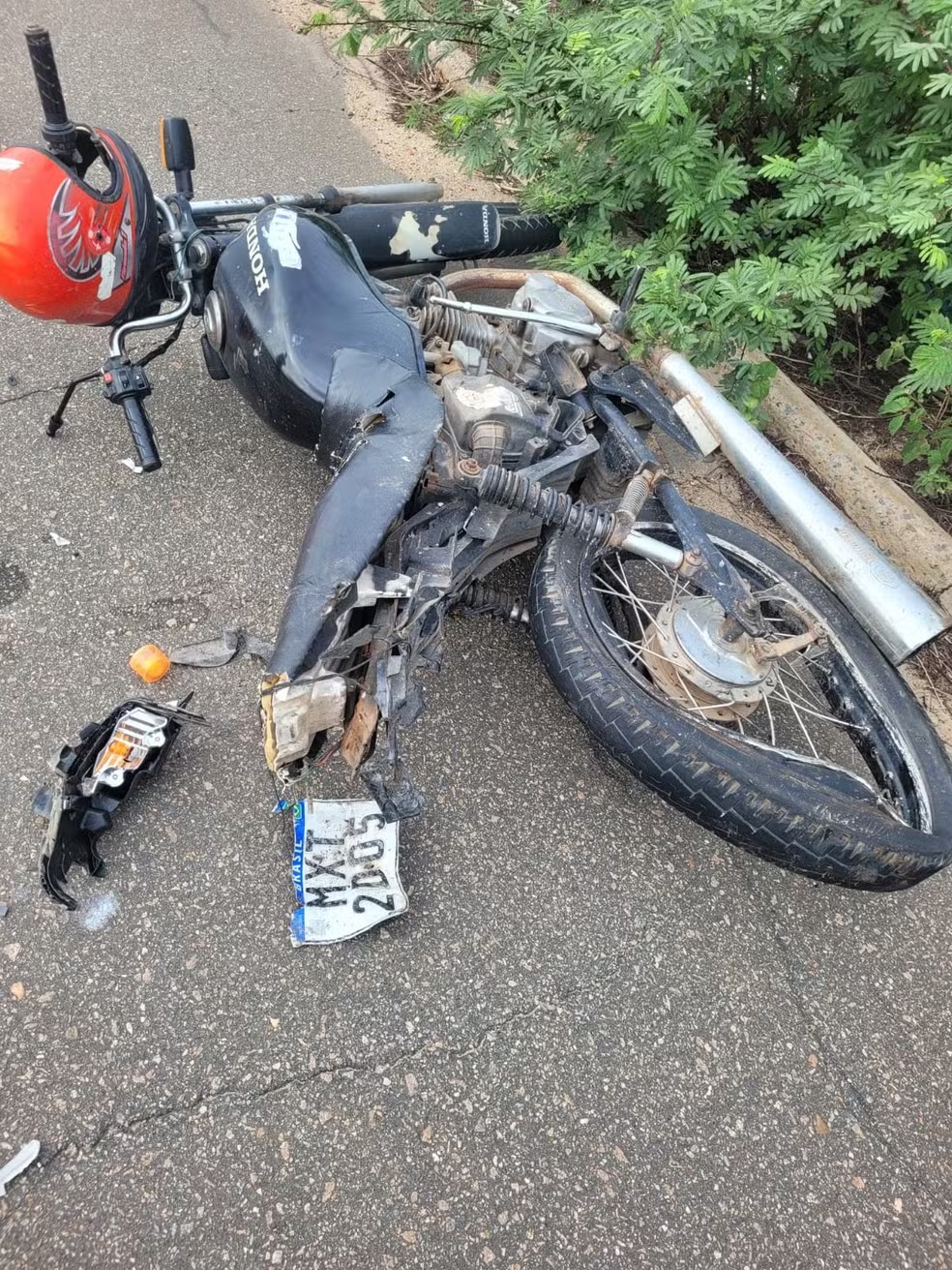 Caminhonete bate em moto e uma pessoa morre e outra fica ferida no interior do RN