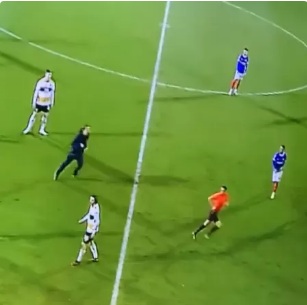 VÍDEO: Torcedor invade campo e põe juiz para correr por pênalti desfavorável; veja